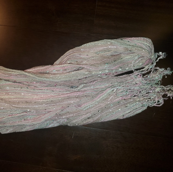 Le Chateau Scarf - Picture 12 of 13